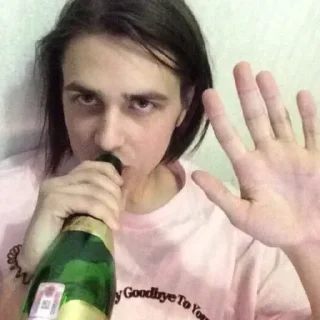 Sticker 💔 Показала дырочки в