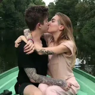 Video sticker 🤍 Kiss 💋😘 :: @fStikBot