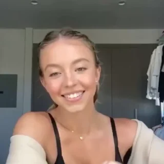 Video sticker 🩵 ২ Sydney Sweeney ⌈@iStickerLand⌋