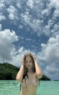 Sticker 🤯 MlLANA STAR сливы🥵 ➡️ @Ctikerubot