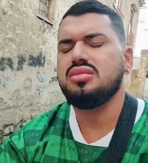 Telegram sticker 🫣 l’or e napl