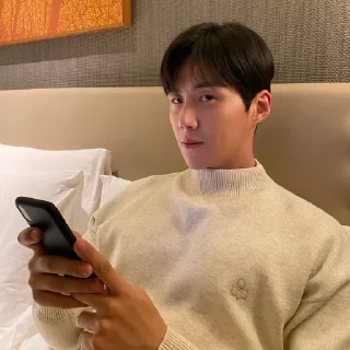 Telegram sticker 👀 @jonafzan Kim Seon Ho 김선호 Kim Sun Ho
