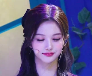 Video sticker 🔮 사슴상그자체 걸어다니는프랑스인형 엔믹스의 설윤티콘