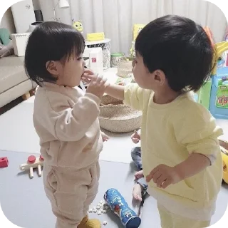 Sticker 👍 Baby Malukinho & Cora
