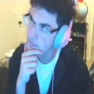 Телеграм стикер 🤔 GDdash