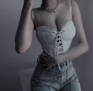 Video sticker 🧸 Sexy girl by @LouSweneey