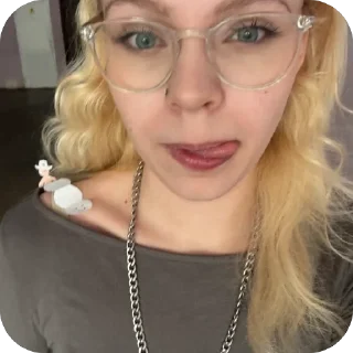 Телеграм стикер 😘 хз @MoiStikiBot