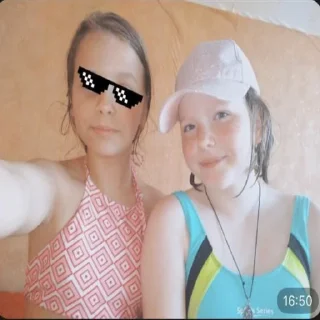 Video sticker 🫱‍🫲 emogirl