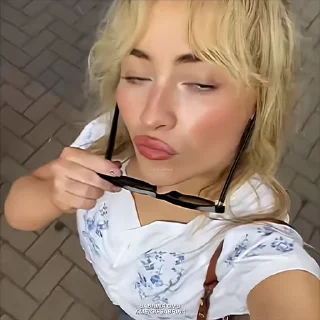 Video sticker ❤️ Sabrina carpenter @emojisdastella