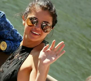 Video sticker 🪁 #Selenagomez @ILifeLessI