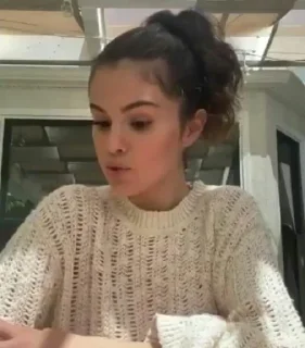 Telegram stiker 🪁 #Selenagomez @ILifeLessI