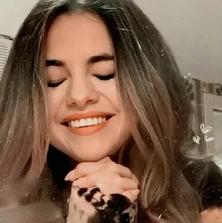 Telegram stiker 🪁 #Selenagomez @ILifeLessI