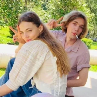 Telegram sticker 🤩 в поисках аляски by @roomala