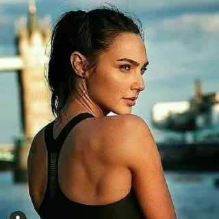 Телеграм стикер 😒 Gal Gadot ¦ @figurinhasWa