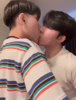 Video sticker 🌟 we love kisses @evilhorns