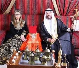 Телеграм стикер 👨‍👩‍👧 Bolsoladen