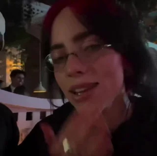 Video sticker 😘 Billie🏳️‍🌈 — @stckrRobot