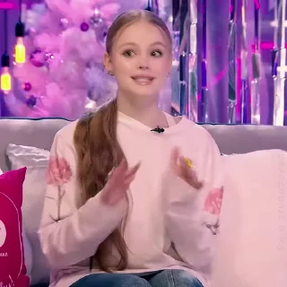 Video sticker 🦵 Милана Стар 🌟